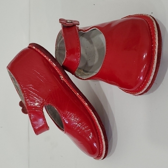 Red leather Mary Jane's with flower details and Velcro closure - Picture 2 of 6